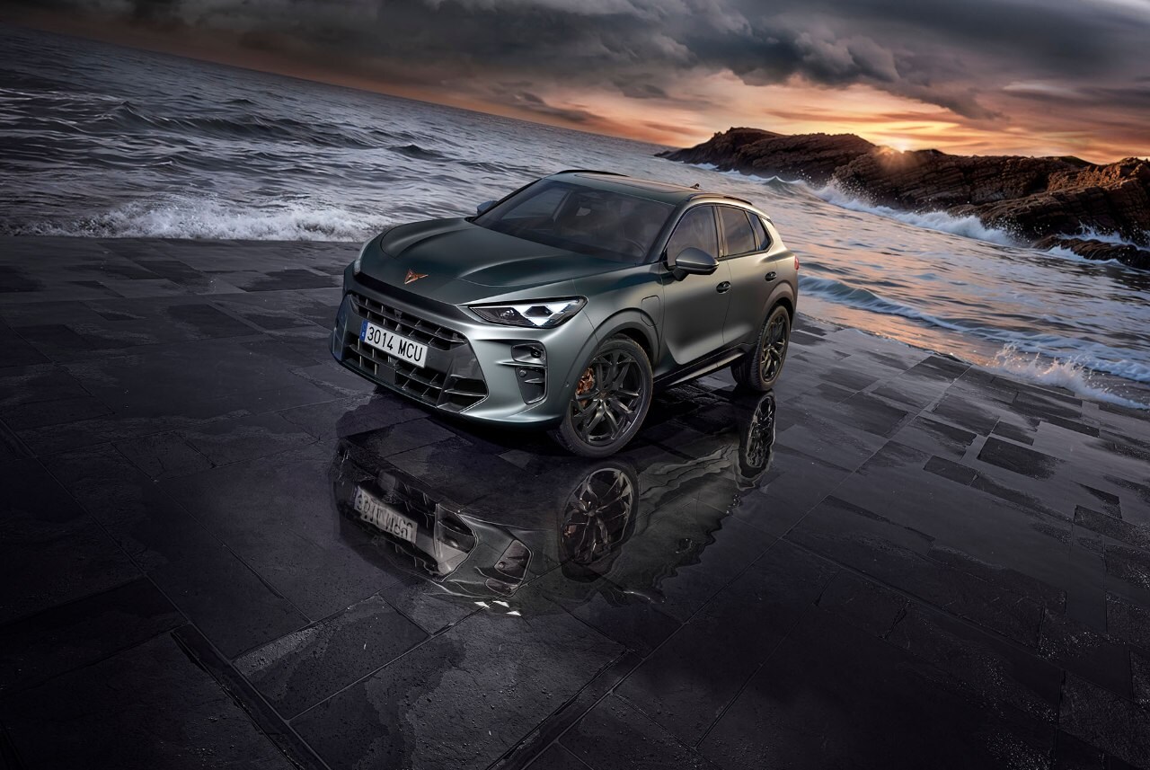 CUPRA León Sportstourer e-HYBRID en un entorno arquitectónico vanguardista con iluminación suave