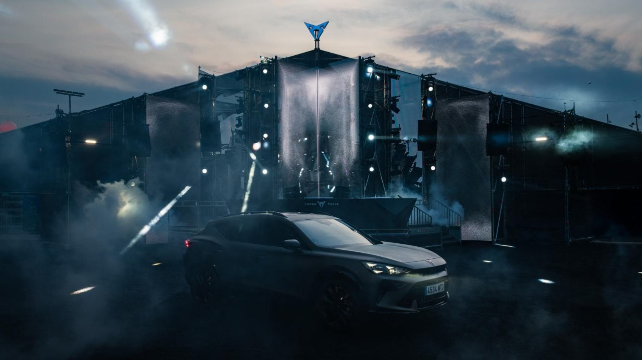 CUPRA Formentor frente a escenario de CUPRA Pulse en el Primavera Sound
