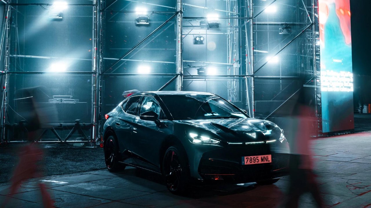 CUPRA Tavascan junto a escenario del Primera Sound Barcelona 2025