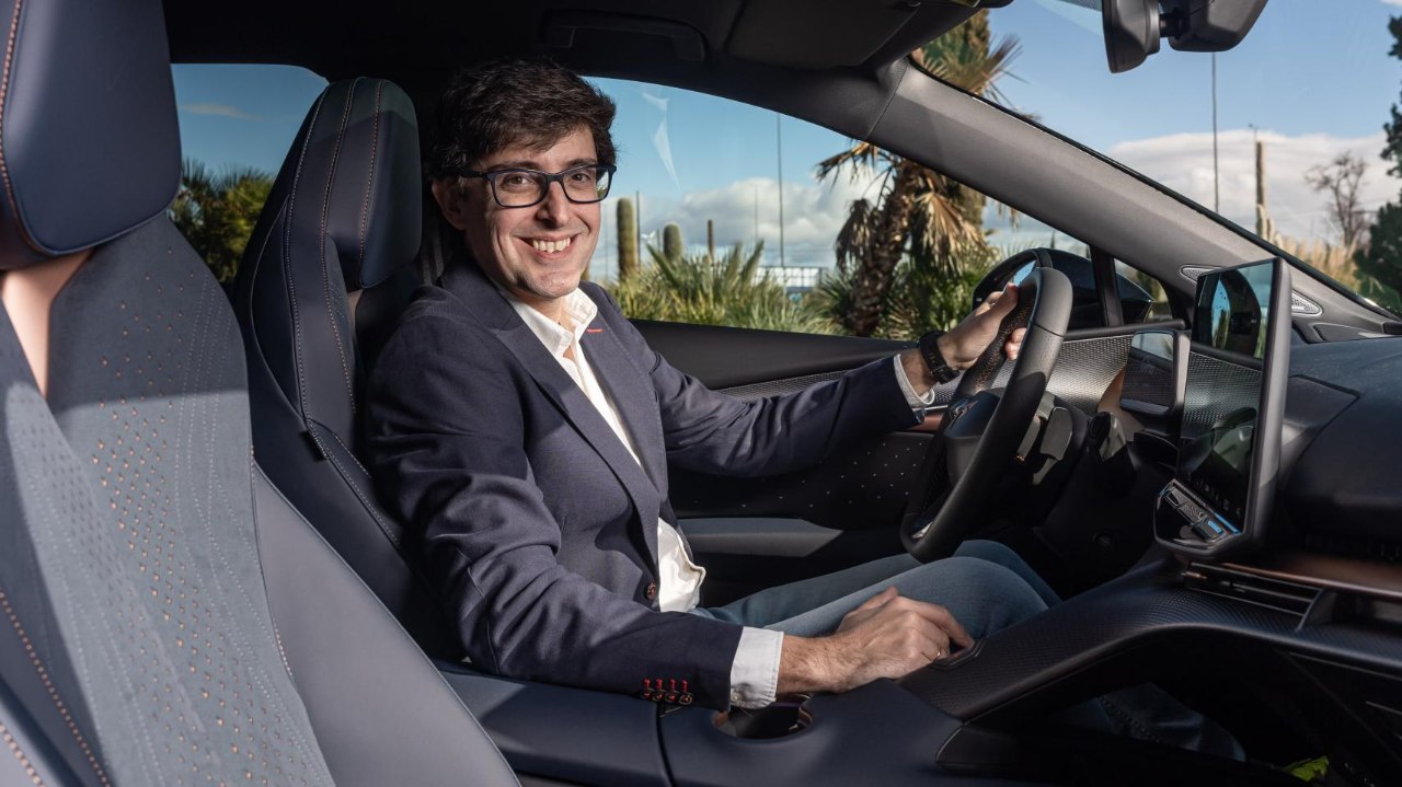 Ángel Suárez, gerente de física sentado en el interior de un CUPRA Tavascan