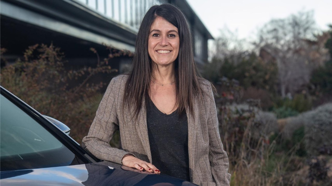 María García Navas, responsable de aerodinámica, CO2 y prestaciones junto a un CUPRA Tavascan