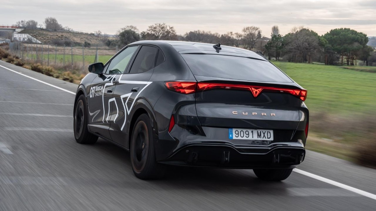 CUPRA Tavascan deportivo 100% eléctrico circula por carretera sinuosa