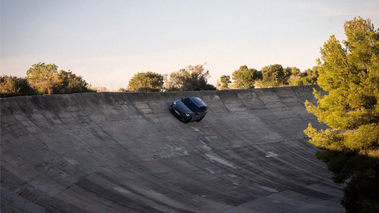 CUPRA Terramar deportivo pasando por curva inclinada de circuito de Terramar