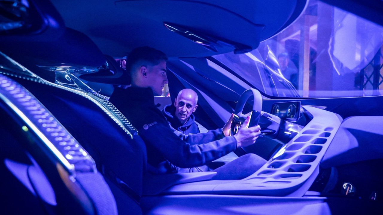 Gavi en el interior de un concept car de CUPRA