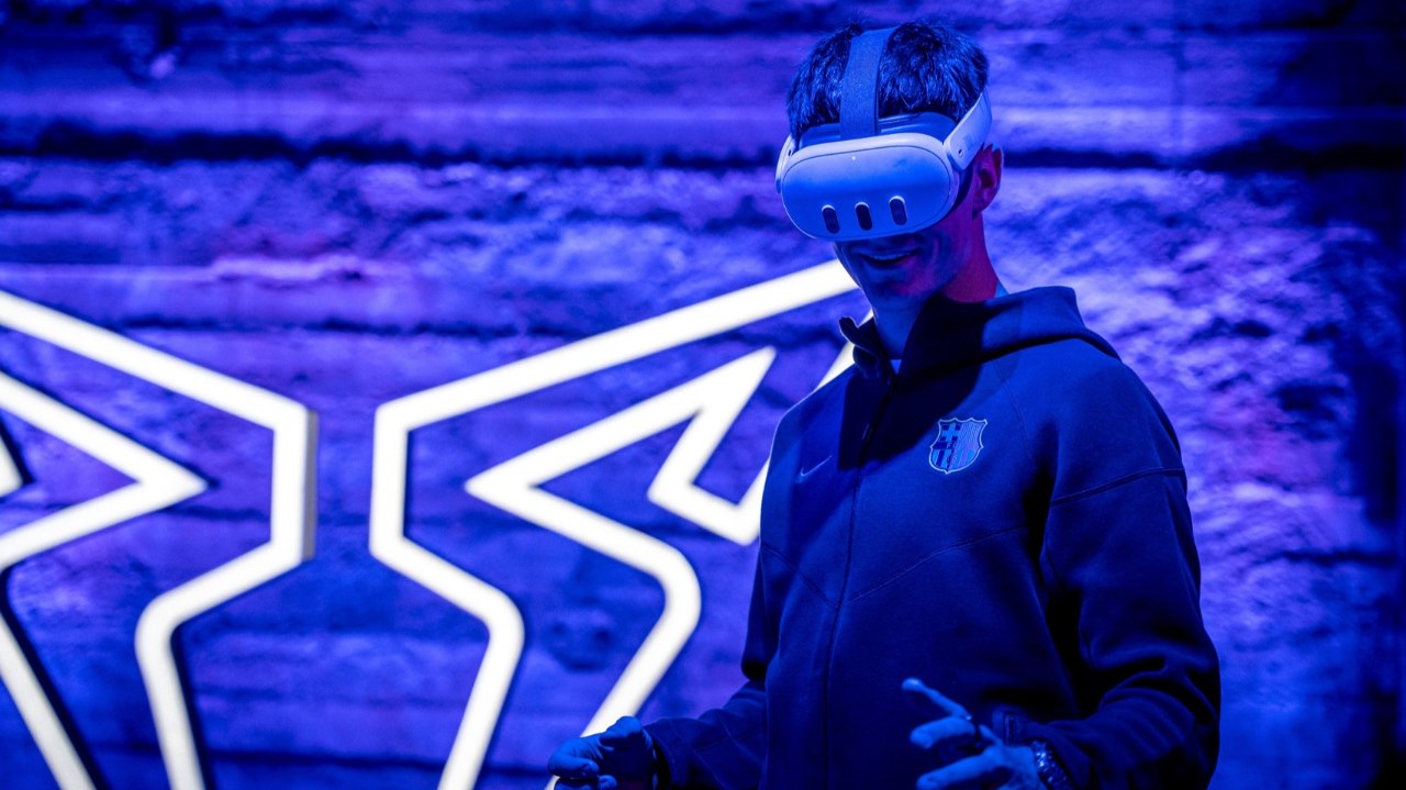 Jugador de FC Barcelona usando realidad virtual en el Metaverso de CUPRA