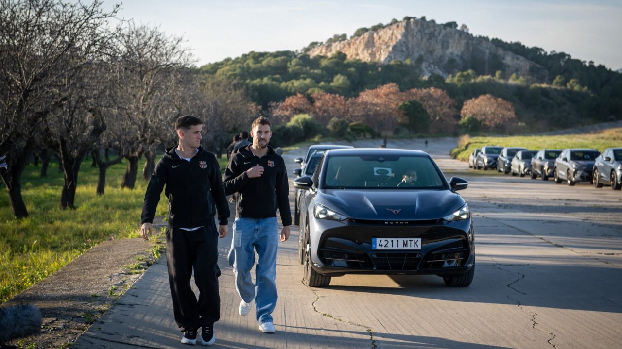 Gavi e Íñigo Martínez caminando junto a CUPRA Tavascan
