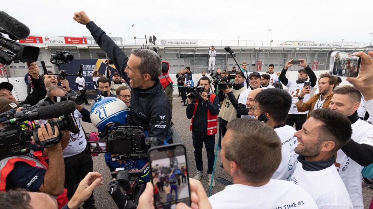 CUPRA EKS celebra la victoria conseguida en la competición FIA ETCR 2022