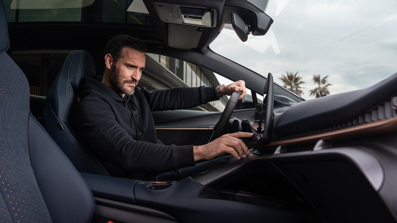 Saúl Craviotto en el interior de su CUPRA Tavascan con tapicería Dark Knight