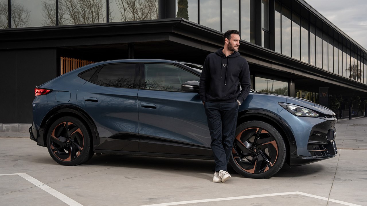 Saúl Craviotto apoyado en su nuevo CUPRA Tavascan vista lateral