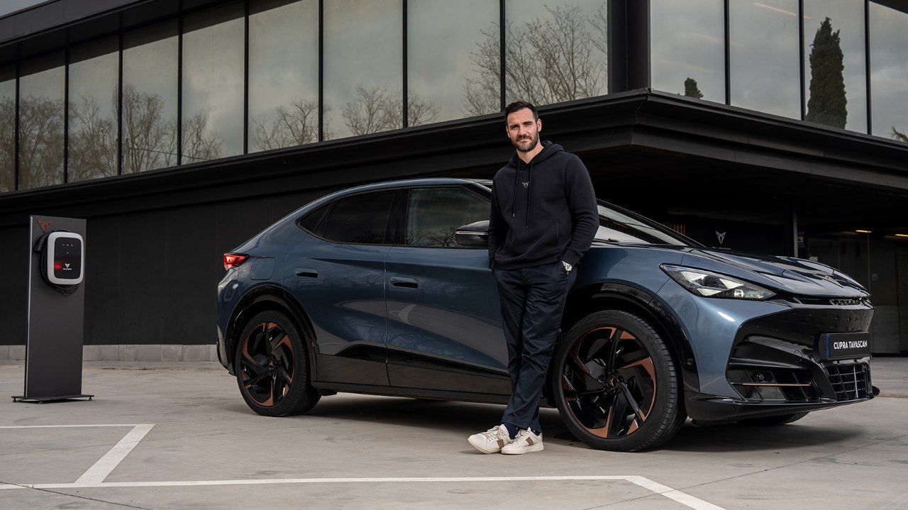 Saúl Craviotto junto a su CUPRA Tavascan SUV eléctrico vista 3/4