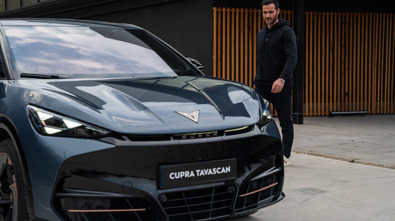 Saúl Craviotto acercándose a su nuevo CUPRA Tavascan en primer plano frontal