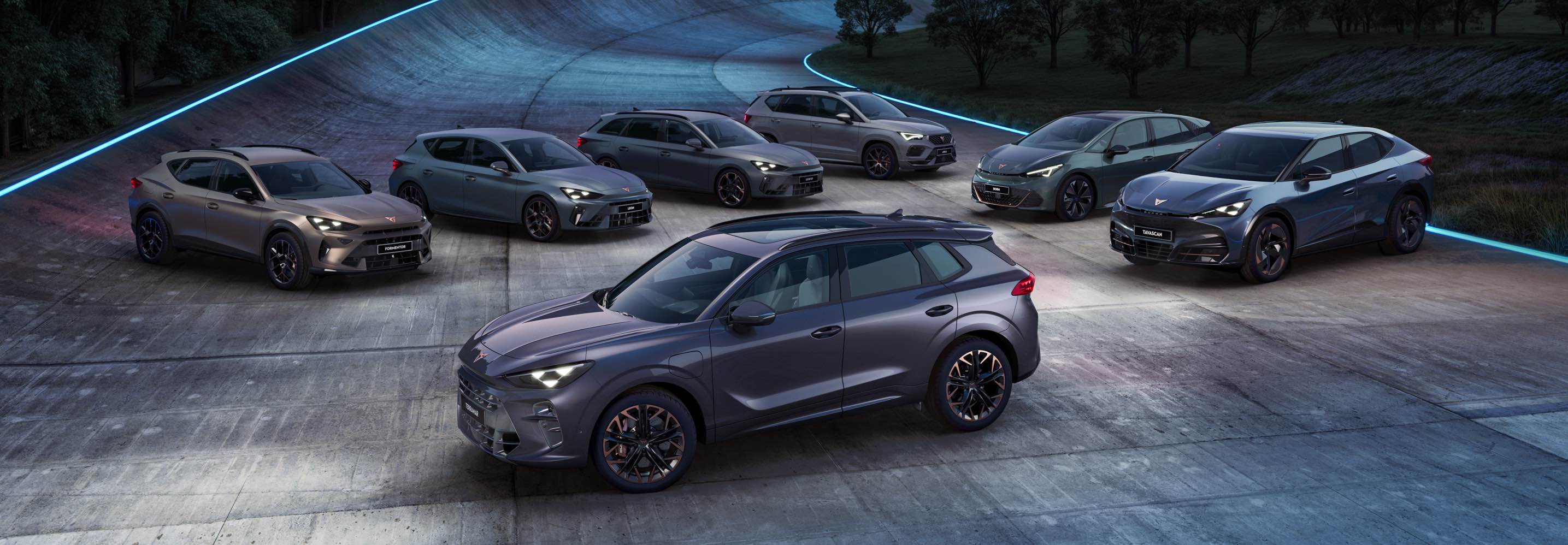 Gama completa de coches eléctricos e híbridos enchufables CUPRA alineados en un entorno futurista con iluminación ambiental azul. Gama completa de coches eléctricos e híbridos enchufables CUPRA alineados en un entorno futurista con iluminación ambiental azul.