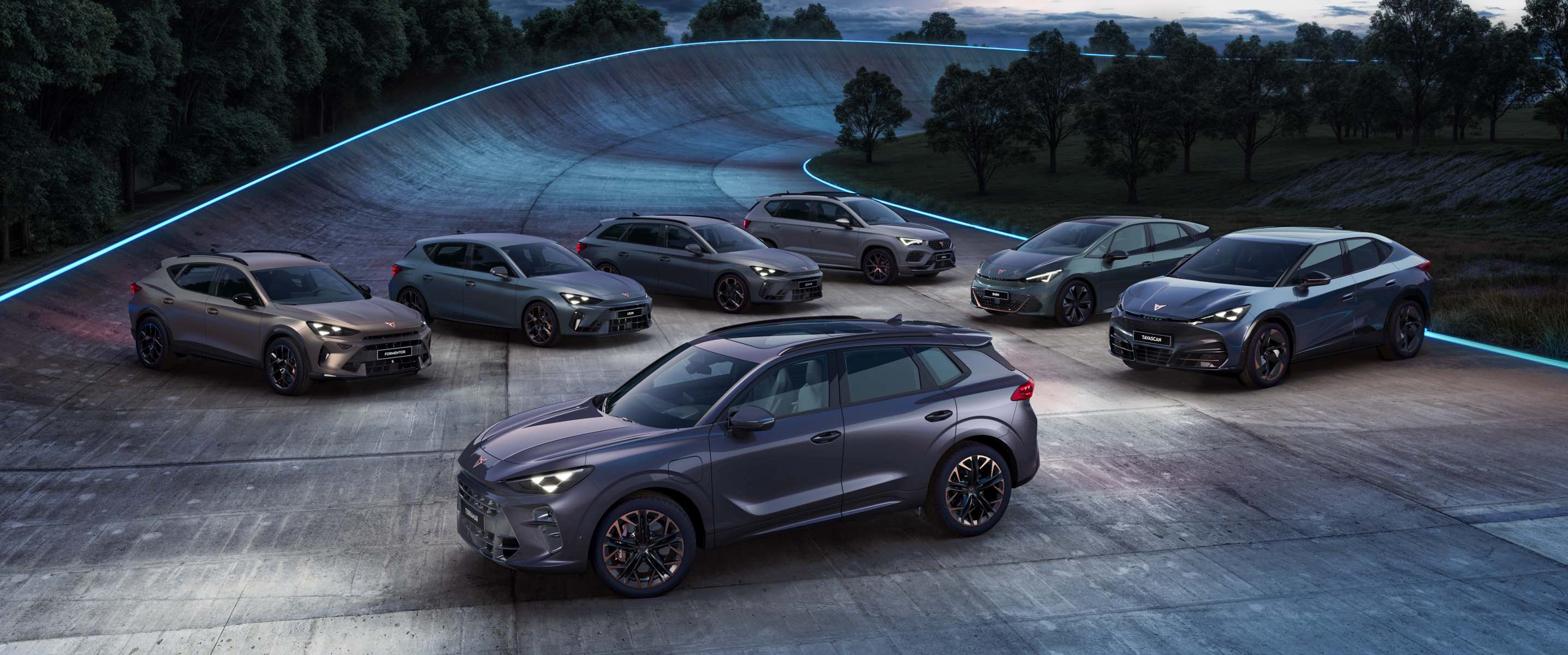 Gama completa de coches eléctricos e híbridos enchufables CUPRA alineados en un entorno futurista con iluminación ambiental azul.