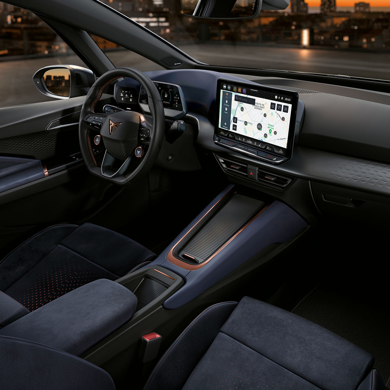 Interior del CUPRA Born con pantalla de navegación resaltando puntos de carga eléctrica en Canarias.