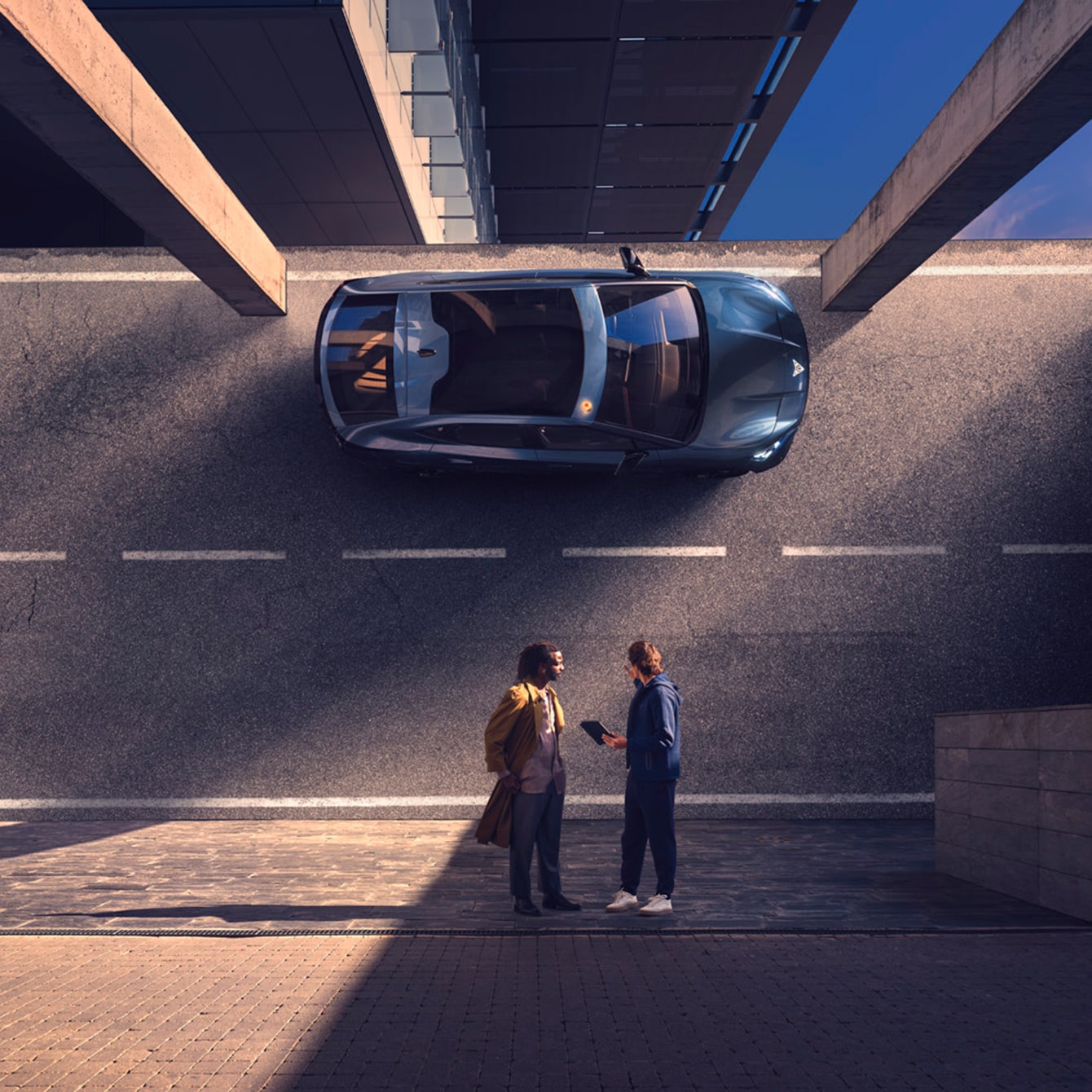 Pareja observando un CUPRA Tavacan estacionado en un entorno urbano con arquitectura moderna.