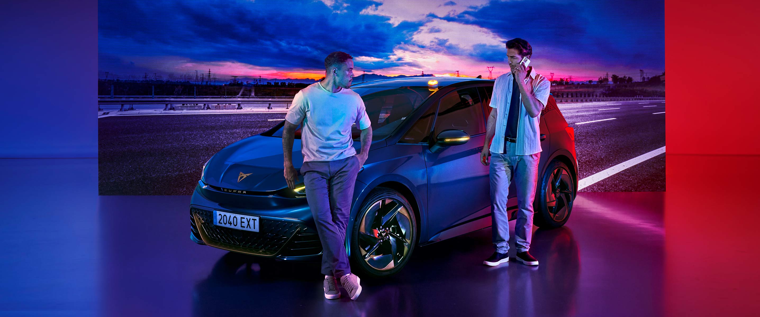 CUPRA Born compacto urbano eléctrico con una baliza de tipo V16 