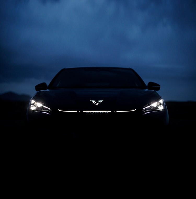 CUPRA Tavascan eléctrico con faros Matrix LED de noche vista frontal 
