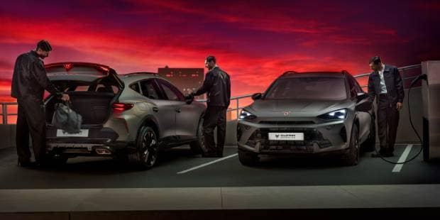 CUPRA Formentor híbrido enchufable conectado a punto de carga pública en escenario al atardecer con cielo rojo
