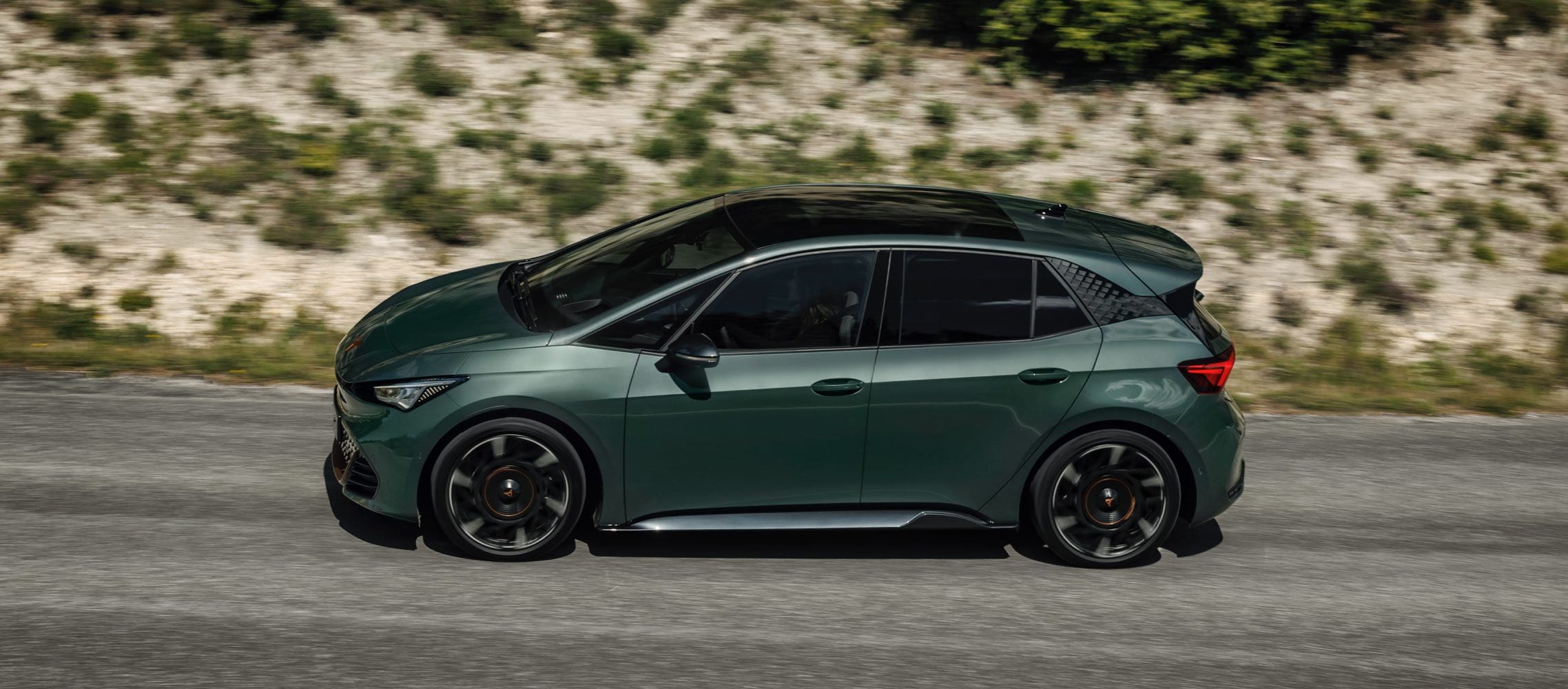 cupra born compacto urbano electrico dark forest