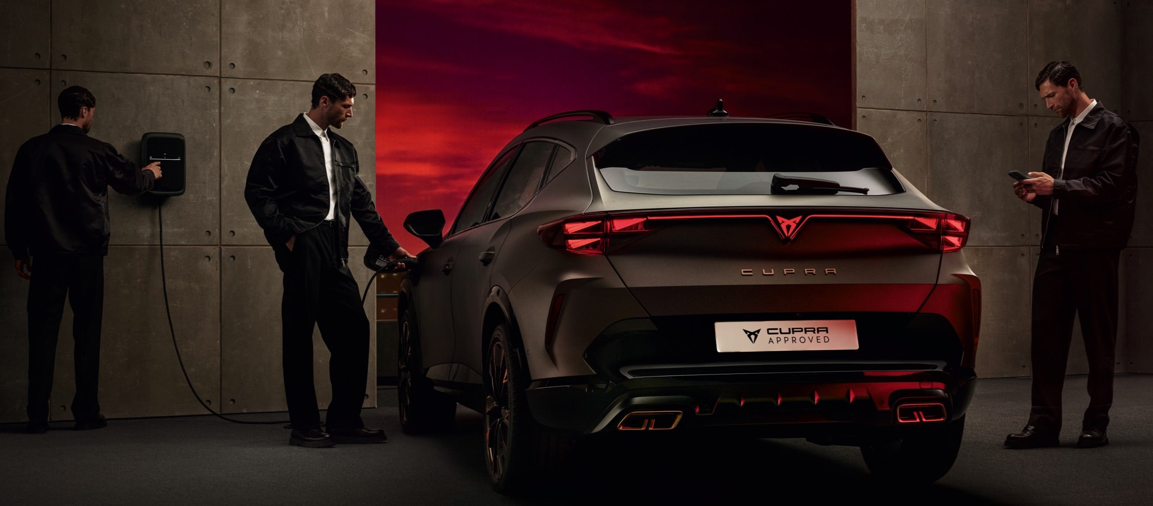 CUPRA Formentor híbrido enchufable conectado wallbox de carga en casa.