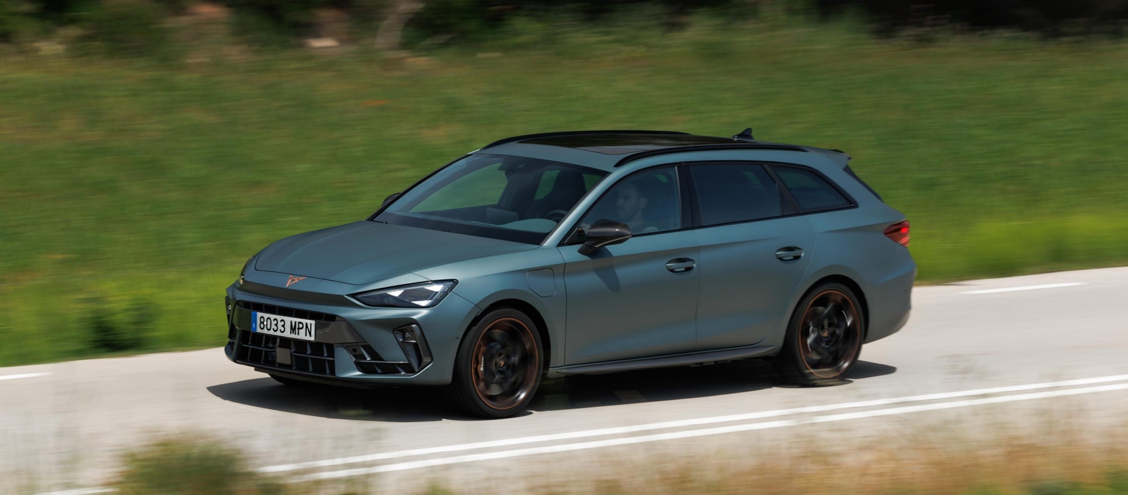 cupra born compacto urbano electrico dark forest