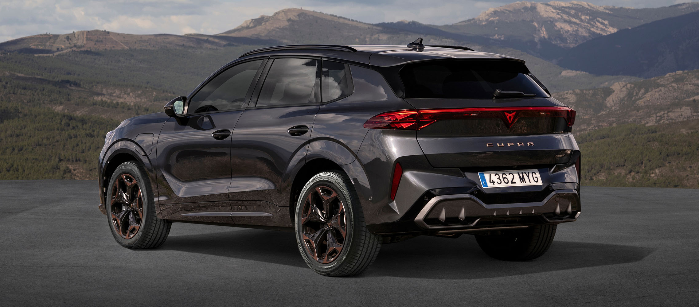 Nuevo CUPRA Terramar e-Hybrid negro midnight metalizado