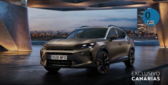 CUPRA Formentor e-HYBRID en color bronce estacionado frente a un paisaje urbano al atardecer, destacando su diseño elegante y tecnología híbrida enchufable.