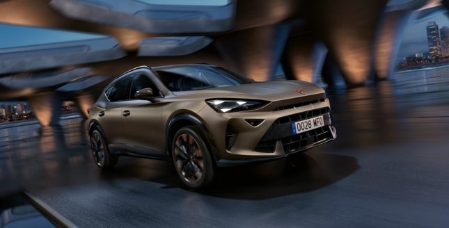 CUPRA Formentor SUV crossover en color bronce century mate, combinando deportividad y confort
