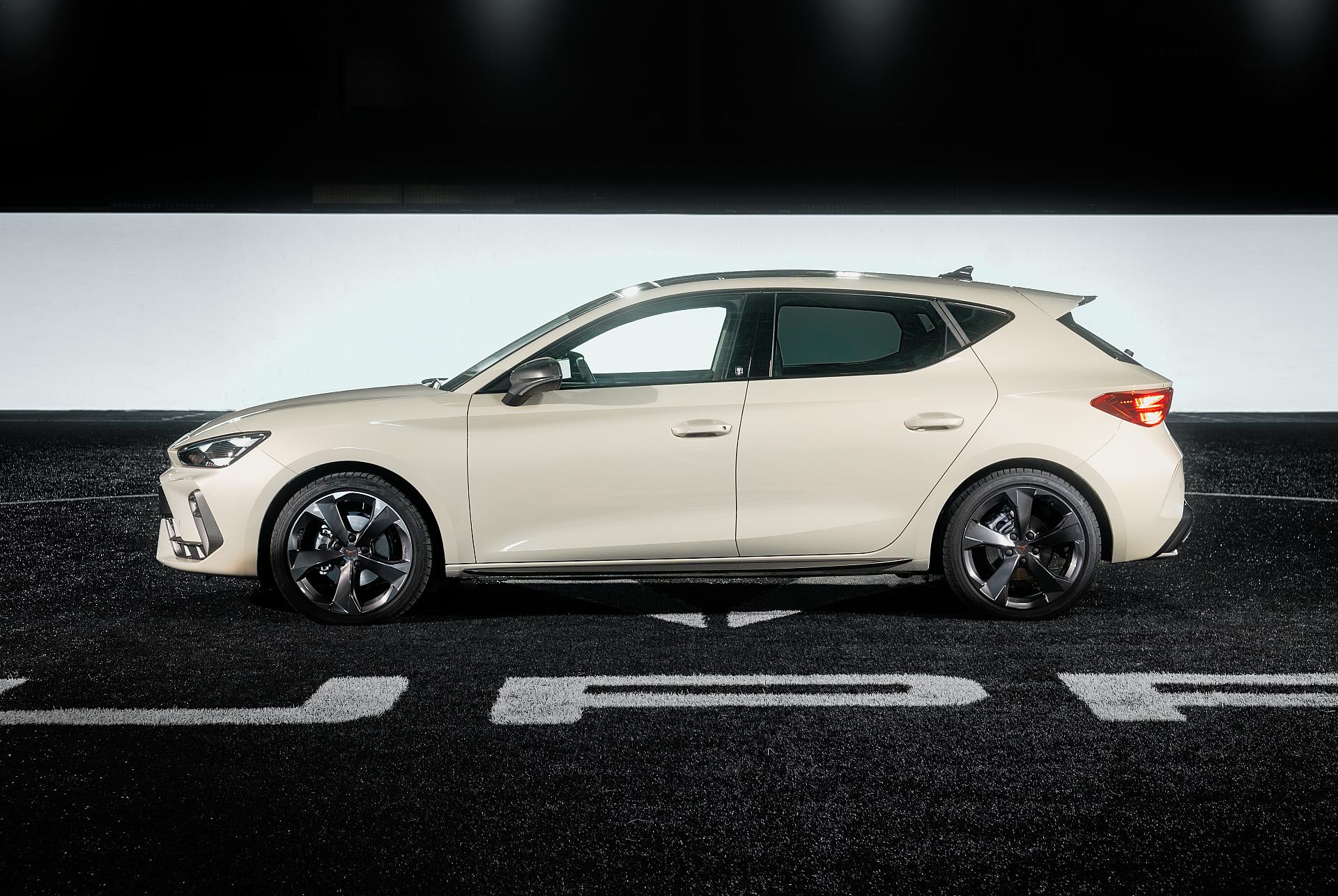 CUPRA León Kings League con taloneras y spoilers Obsidian Black