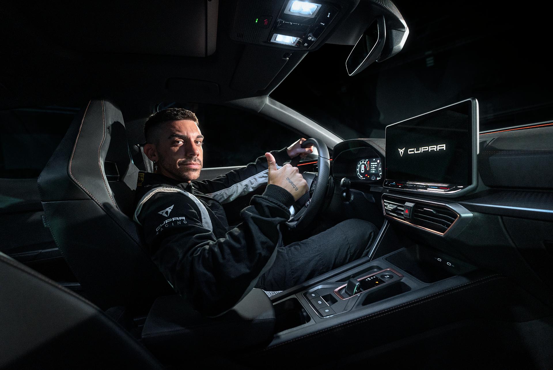 DjMario sentado en el interior de un CUPRA León Kings League Edition con buckets de tapicería Dinámica