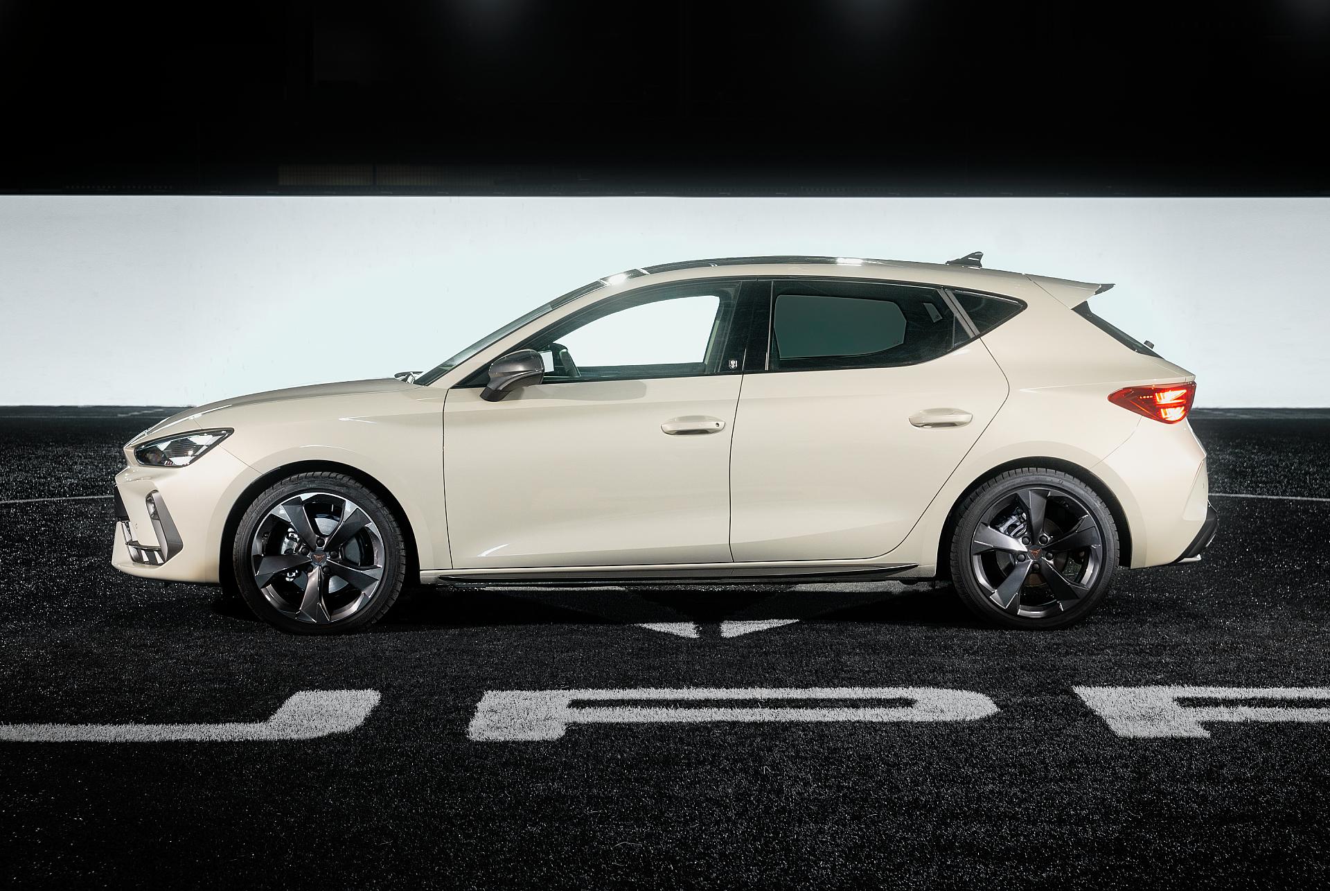 CUPRA León Kings League Edition en color Gris Taiga Mate