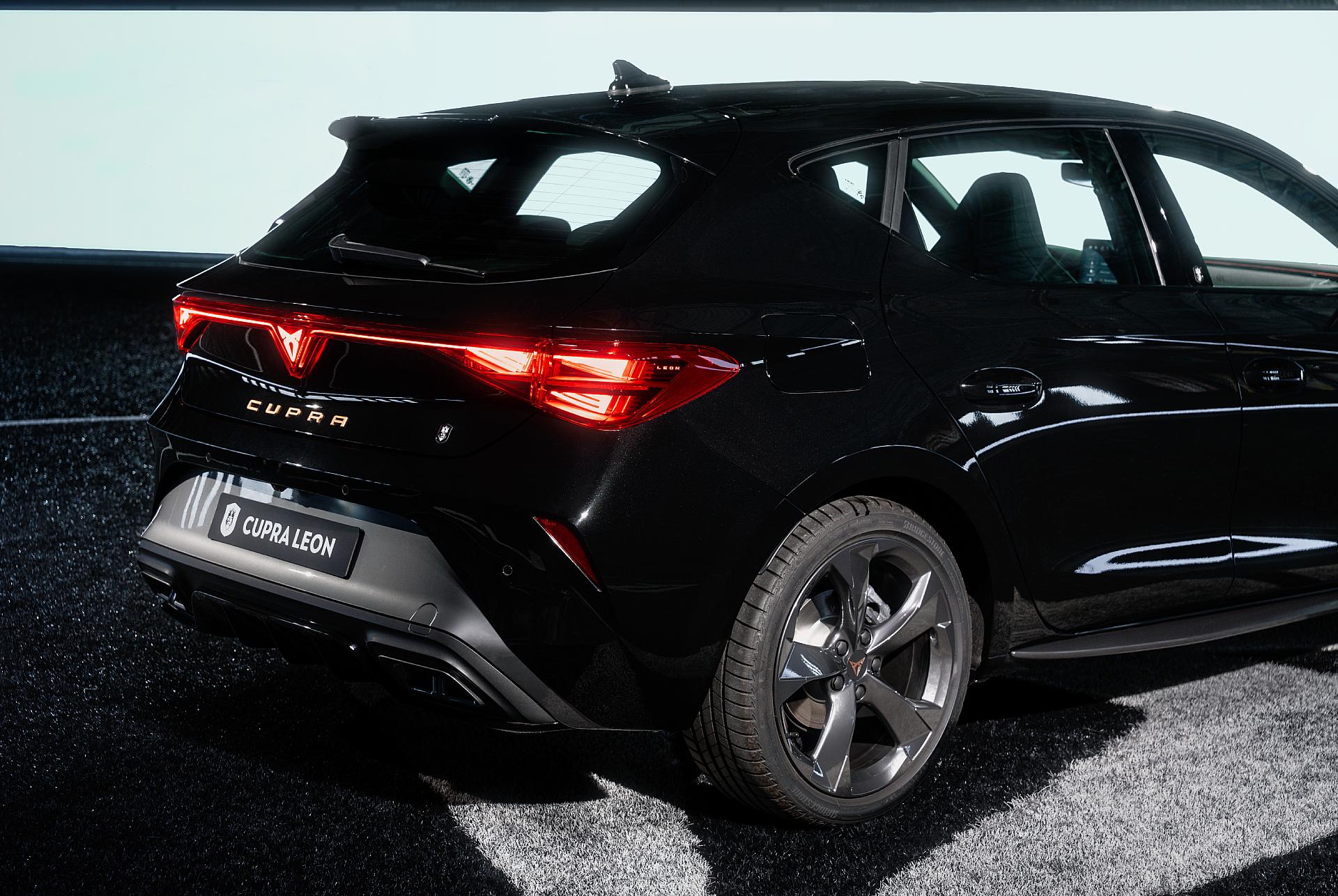 CUPRA León Kings League Edition en color Negro Midnight Metalizado