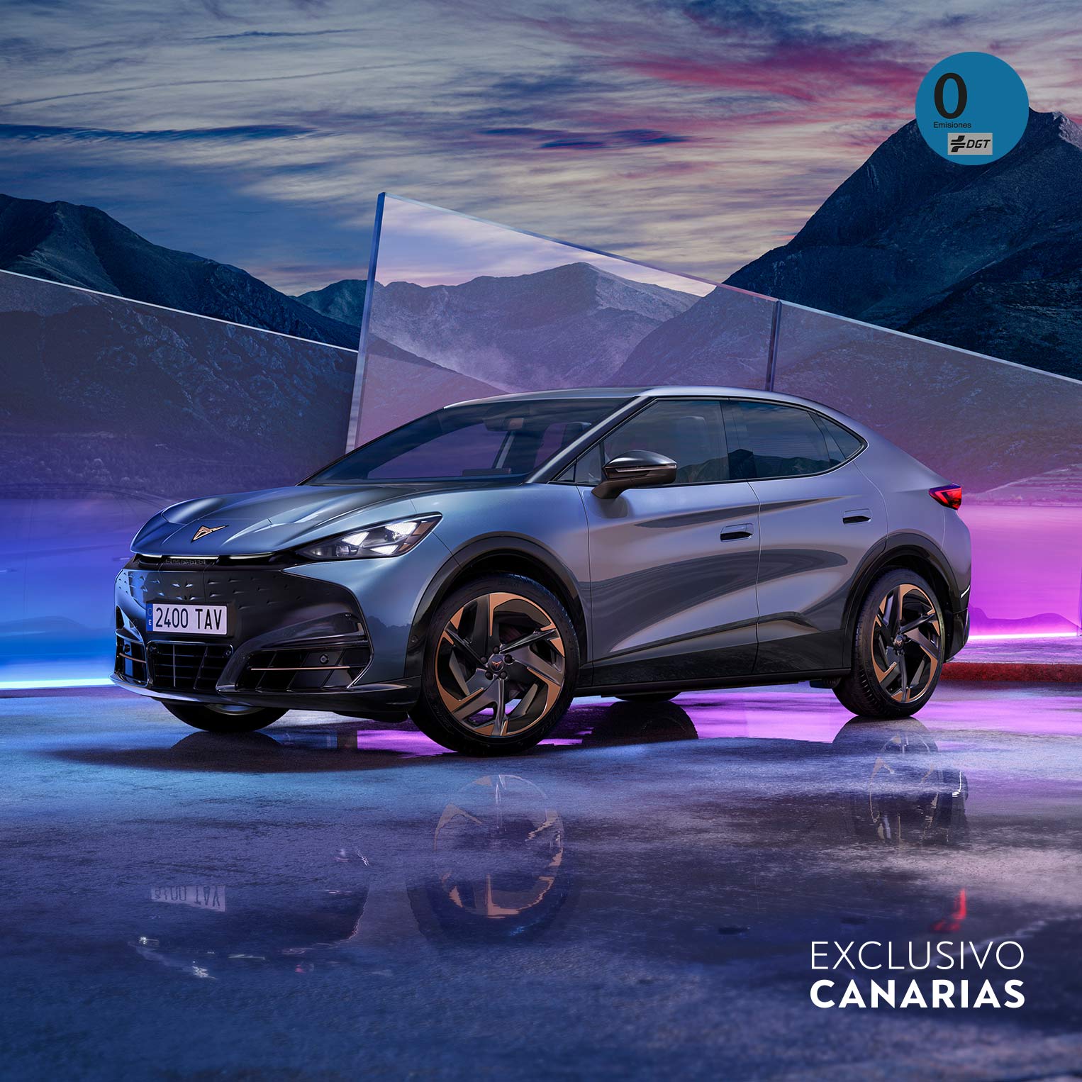 CUPRA Tavascan eléctrico color azul con luces LED encendidas y etiqueta CERO en un entorno futurista con neones y reflejos.