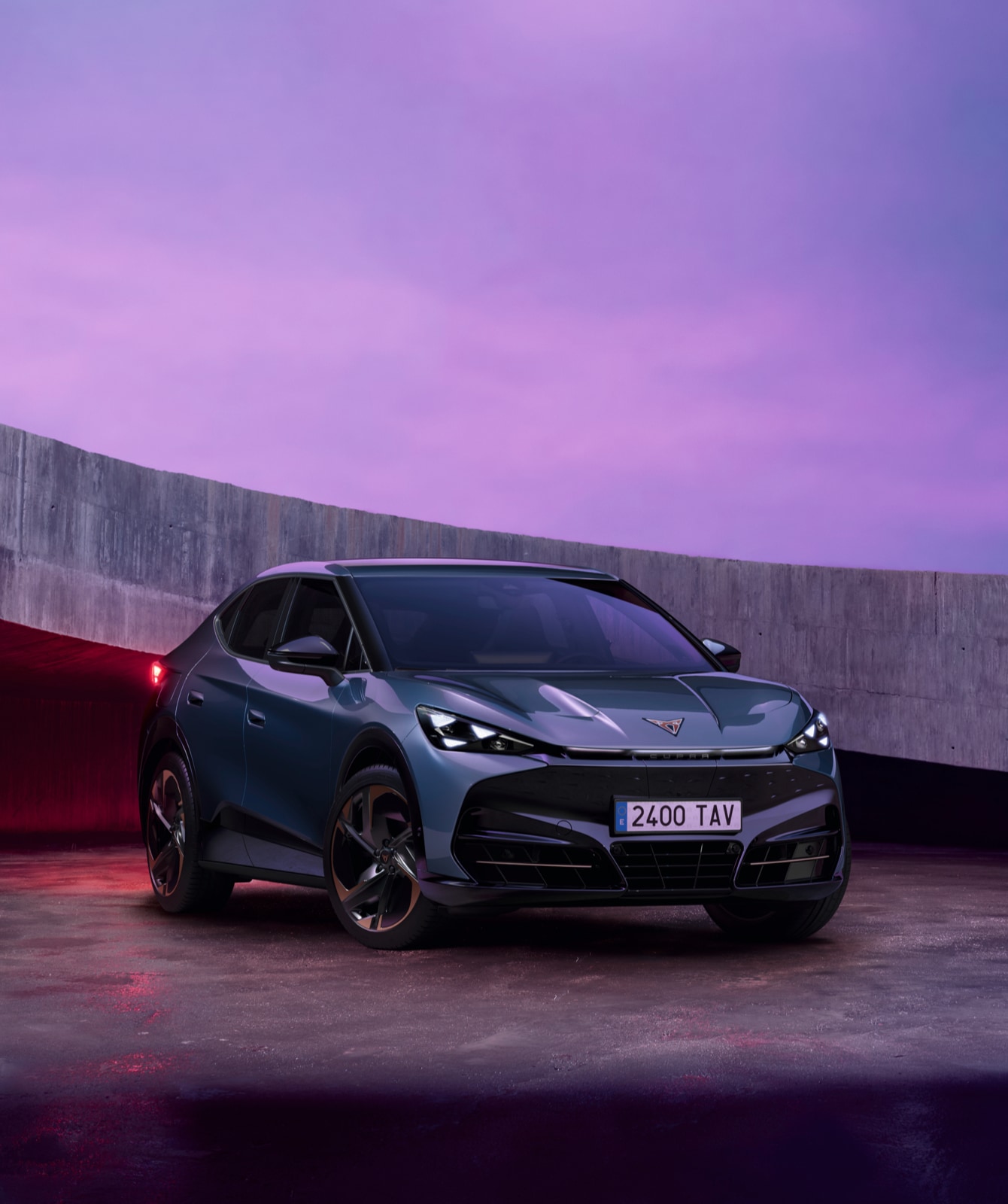 CUPRA Tavascan deportivo eléctrico color Tavascan blue aparcado junto rampa curva
