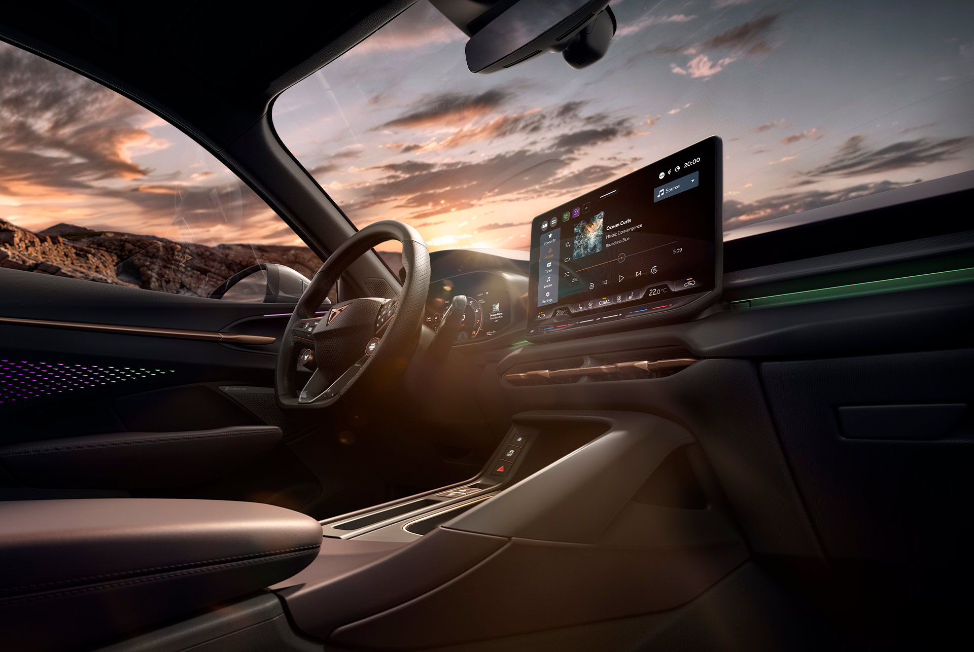 Tecnología del interior del coche del nuevo CUPRA Terramar 2025, con sistema de Infotainment de 32,7cm (12,9"), volante calefactado con botones satelitales y consola central; vista del salpicadero.