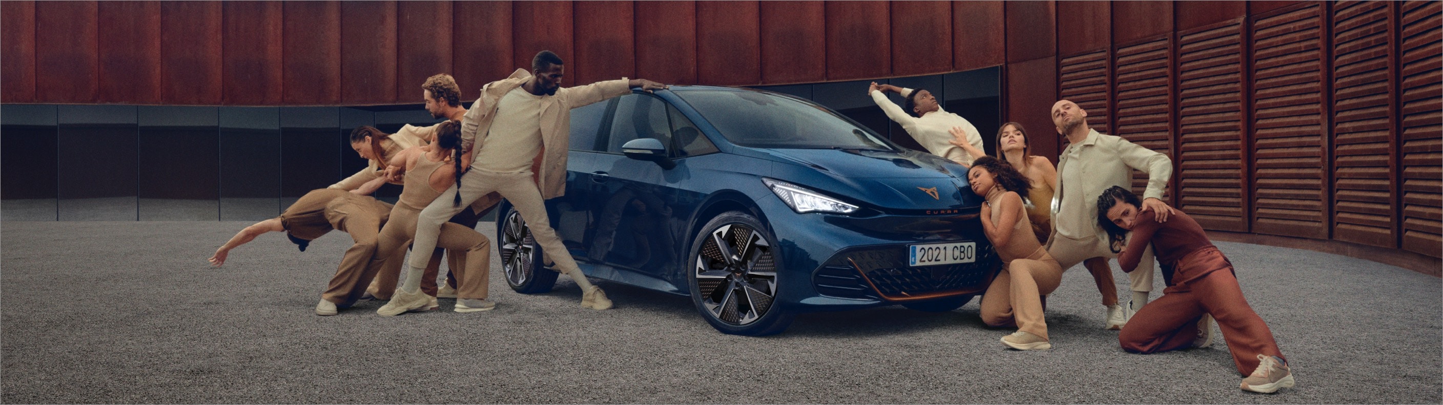 Personas posando alrededor del CUPRA Born color Azul Lava