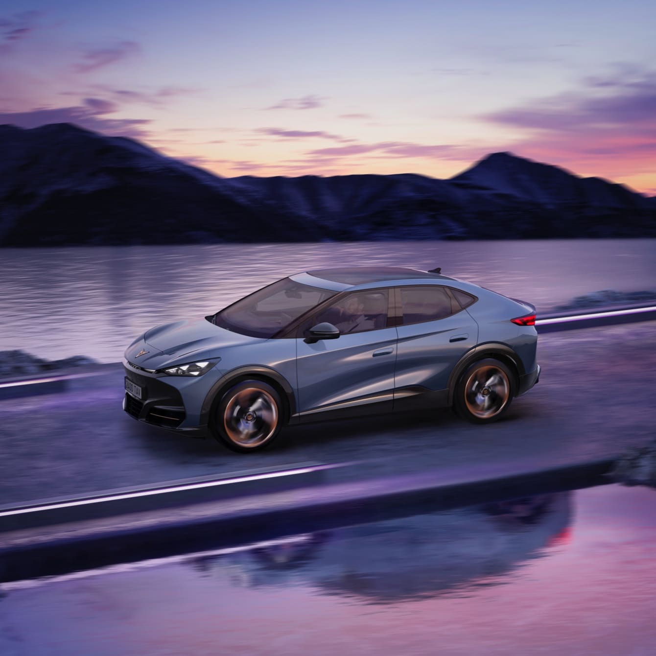 CUPRA Tavascan circula por carretera al atardecer