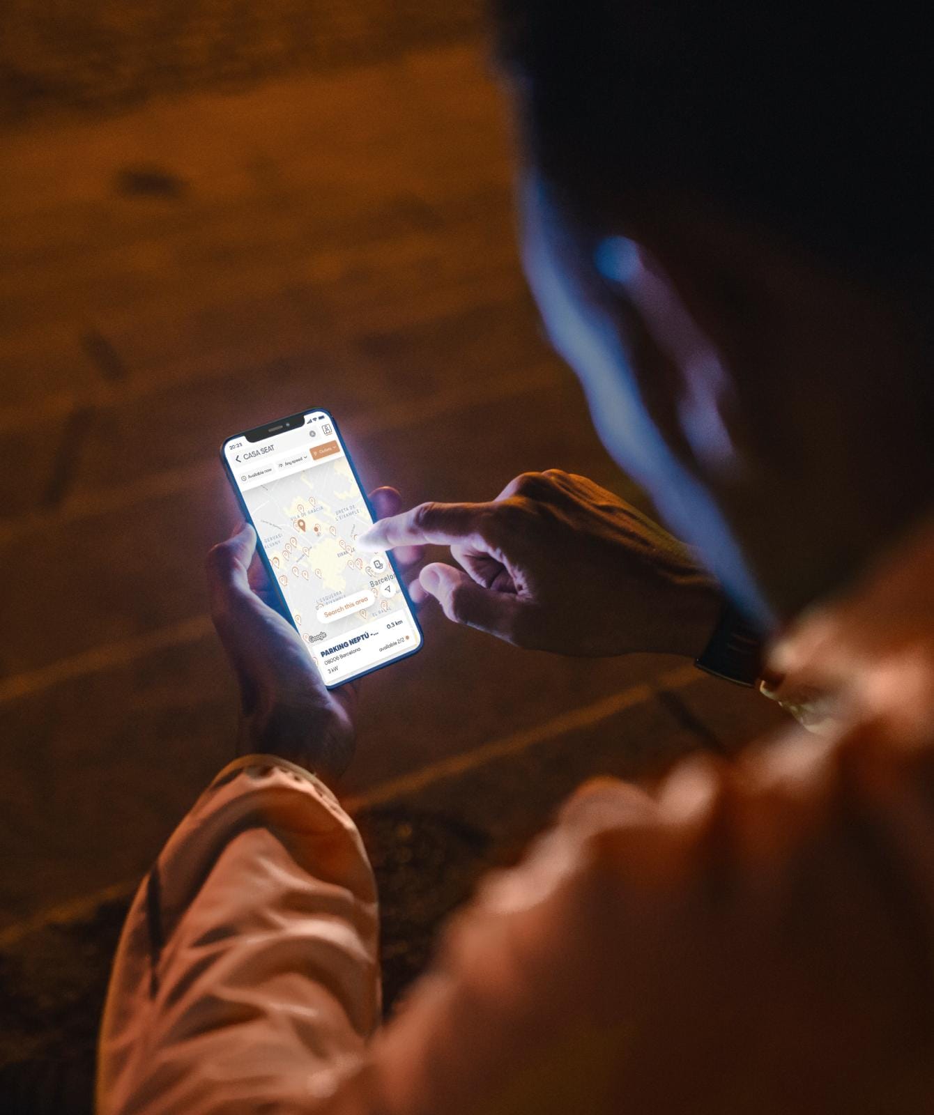 Hombre navega en app de CUPRA CONNECT desde su smartphone