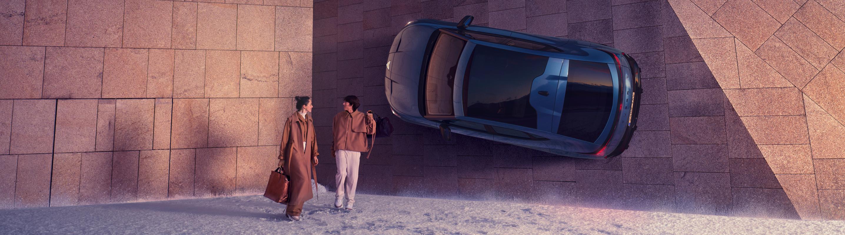 CUPRA Tavascan SUV 100% eléctrico deportivo ladeado sobre la pared de un edificio