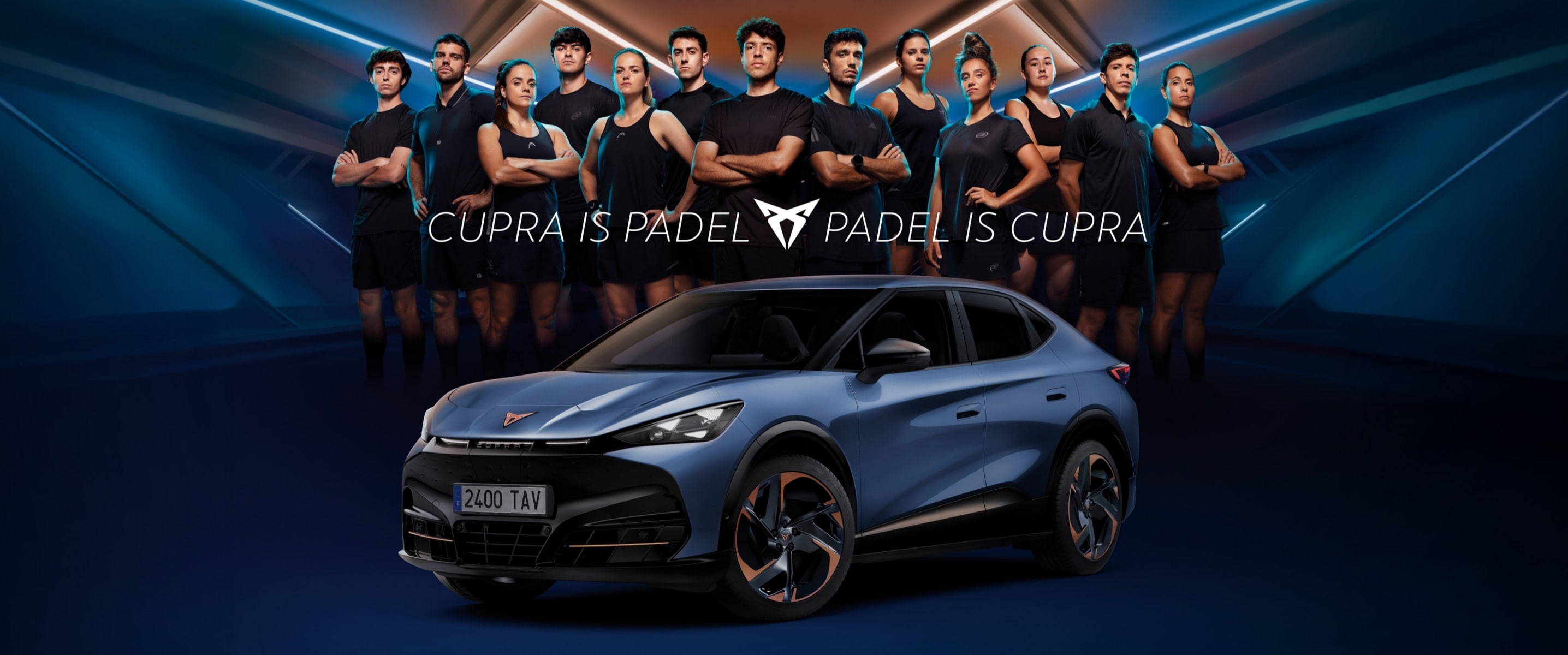 Tribu CUPRA Pádel posando tras un CUPRA Tavascan SUV deportivo 100% eléctrico