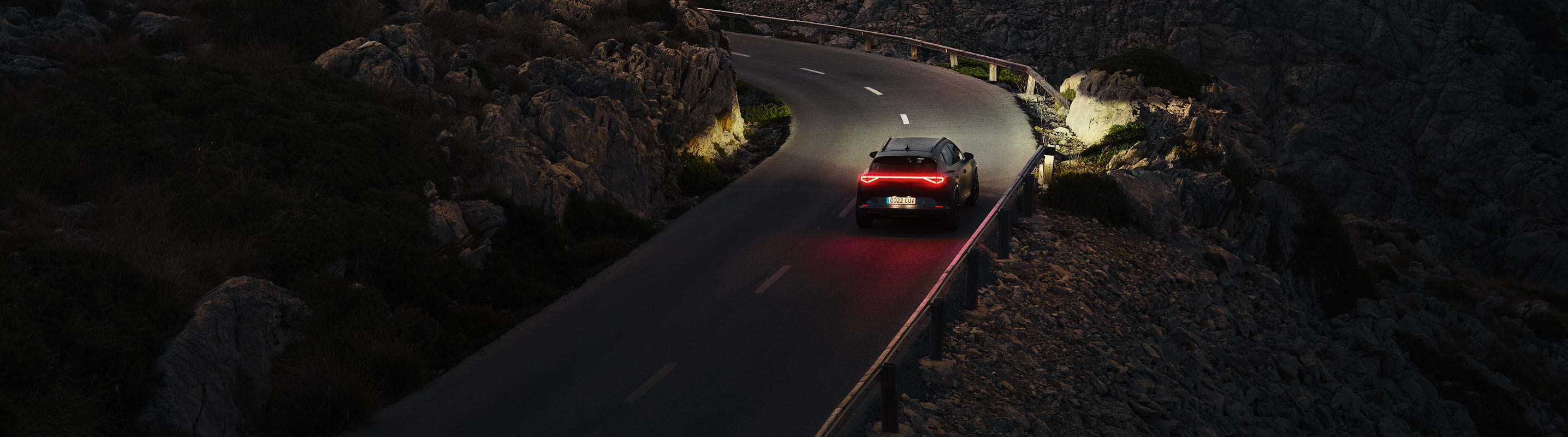Cupra Formentor en la carretera con las luces LED encendidas 