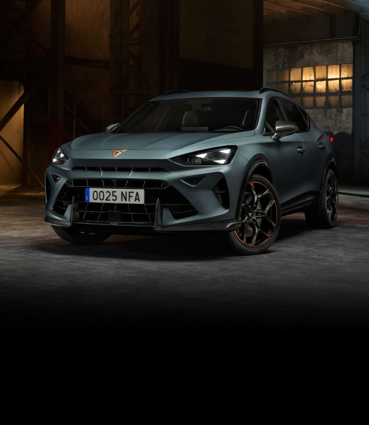 CUPRA Formentor VZ compacto deportivo híbrido enchufable vista trasera con faros LED encendidos.