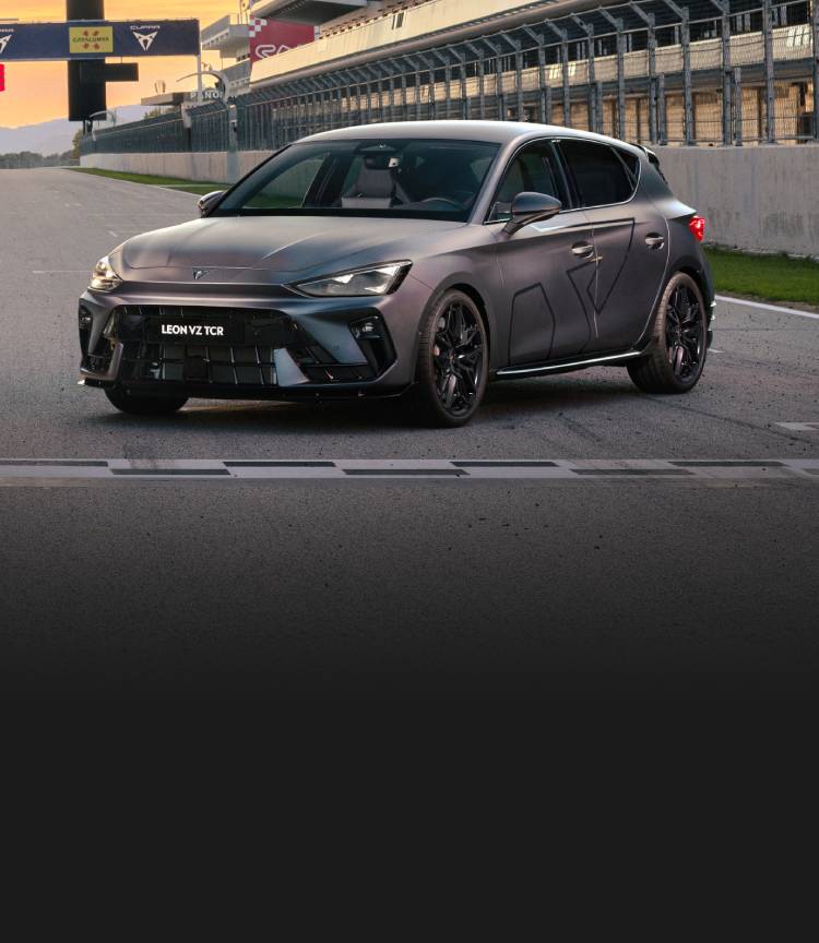 Nuevo CUPRA León VZ inspirado en el León VZ TCR de competición estacionado en la meta de un circuito