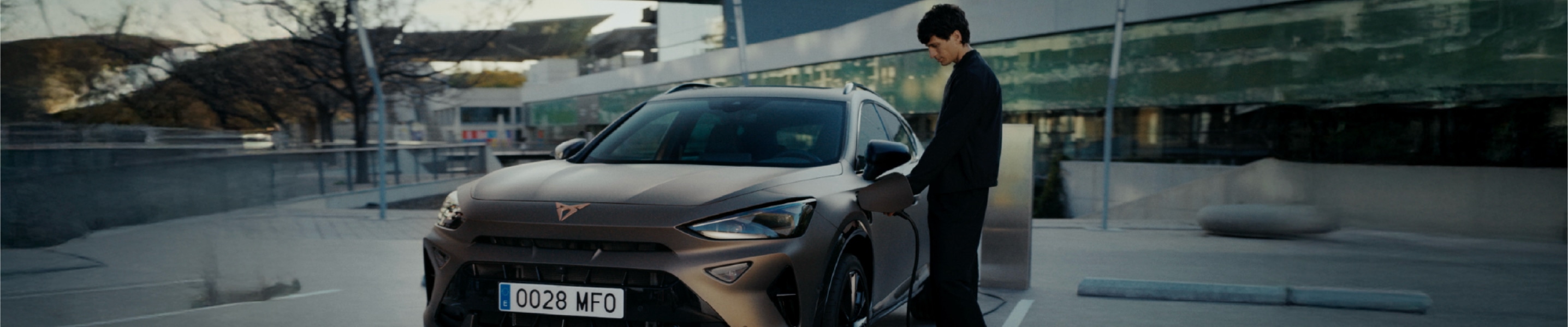 CUPRA Formentor SUV híbrido enchufable conectado a carga pública
