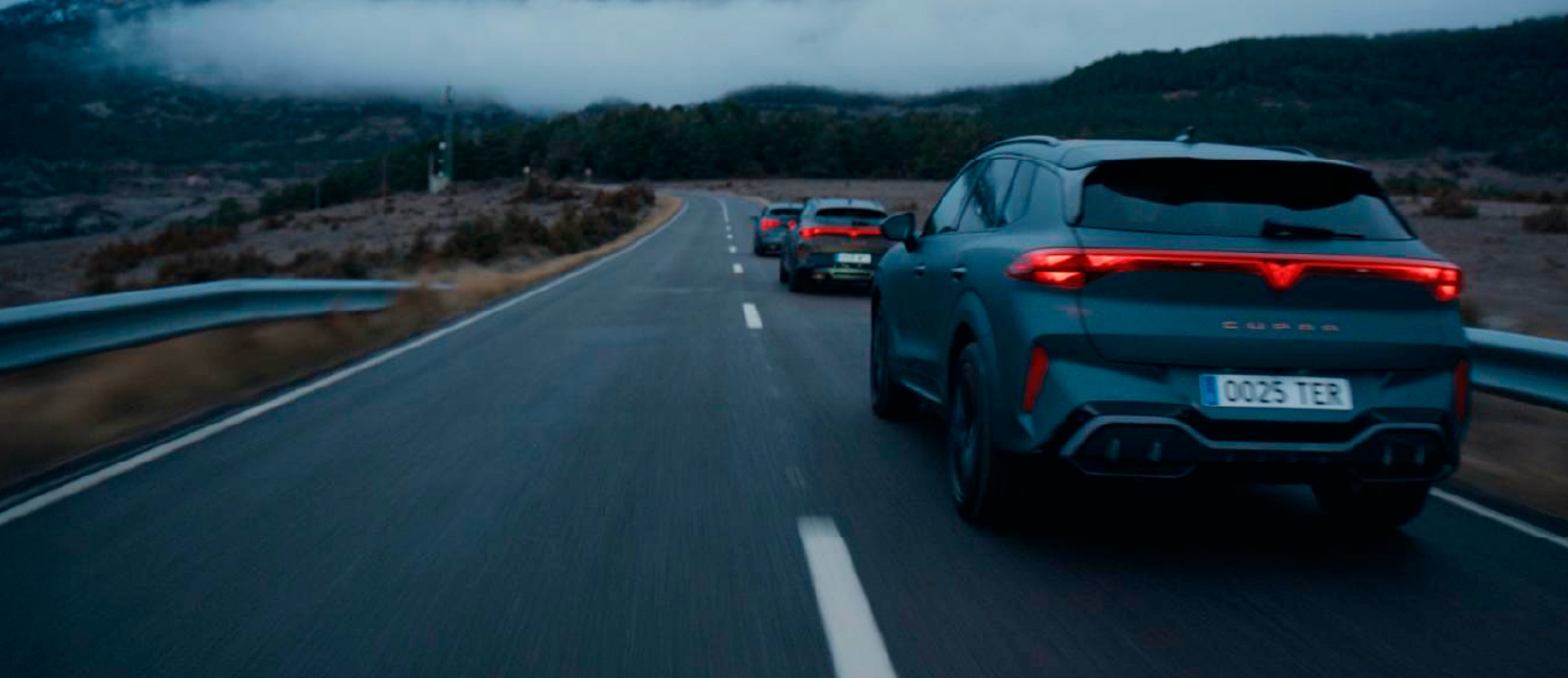 CUPRA Formentor, Terramar y León híbridos enchufables circulando por carretera