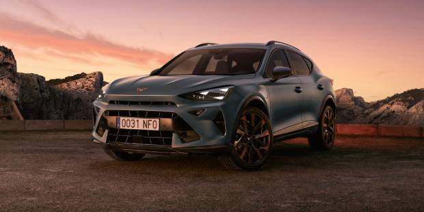 CUPRA Formentor Híbrido Enchufable estacionado en mirador de montaña
