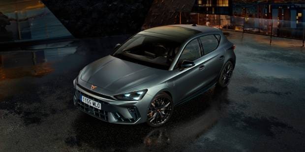 CUPRA León Híbrido Enchufable aparcado en un entorno nocturno