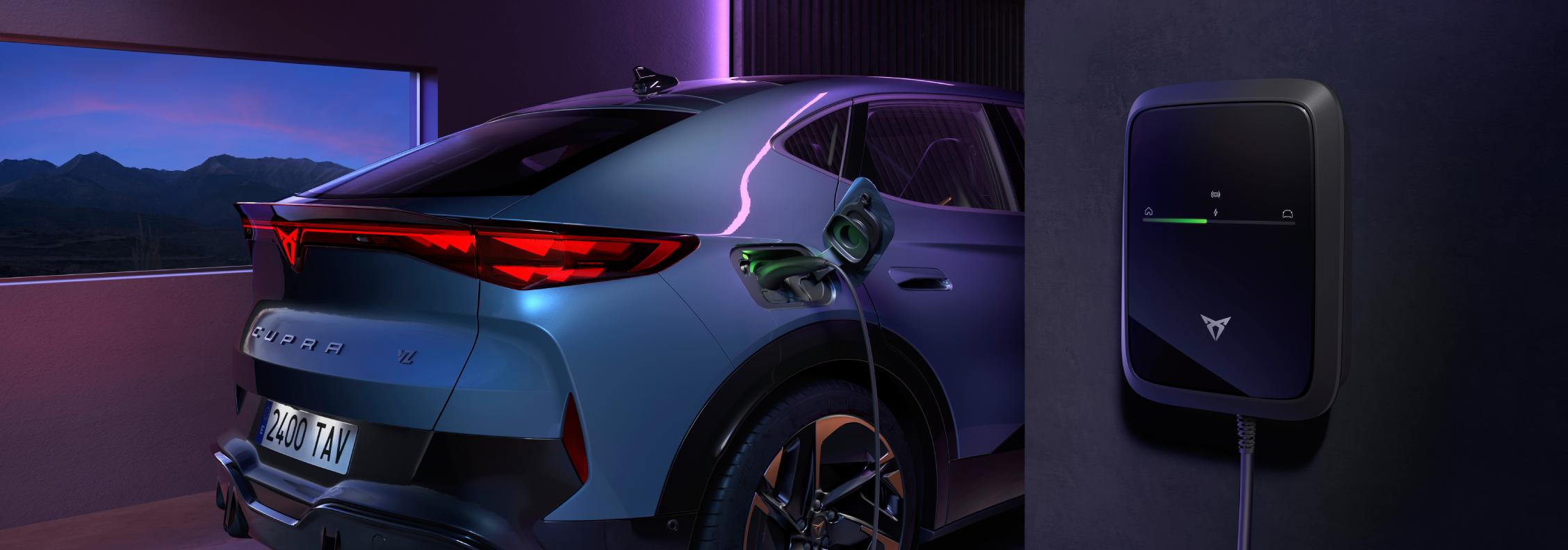 CUPRA Tavascan 100% eléctrico cargando conectado en wallbox doméstico