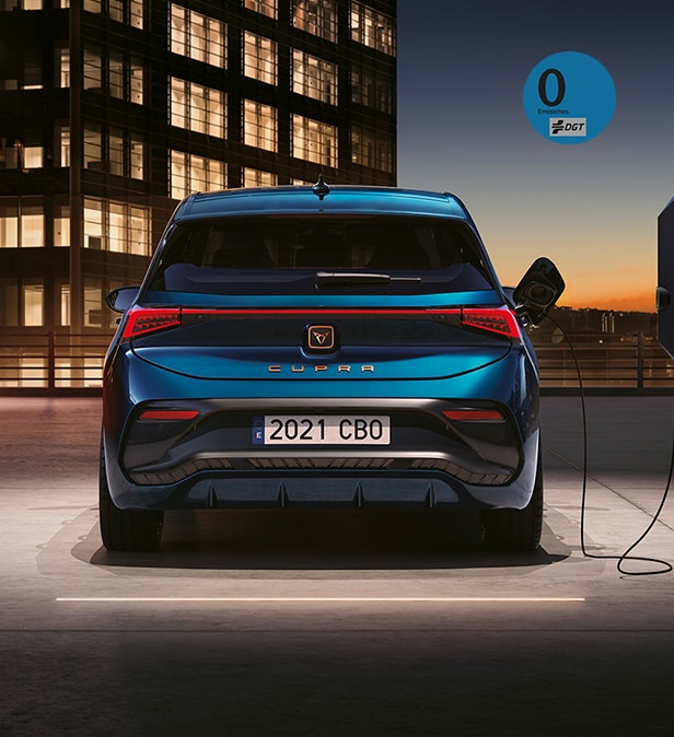 CUPRA Born coupé 100% eléctrico conectado a poste de carga en aparcamiento público