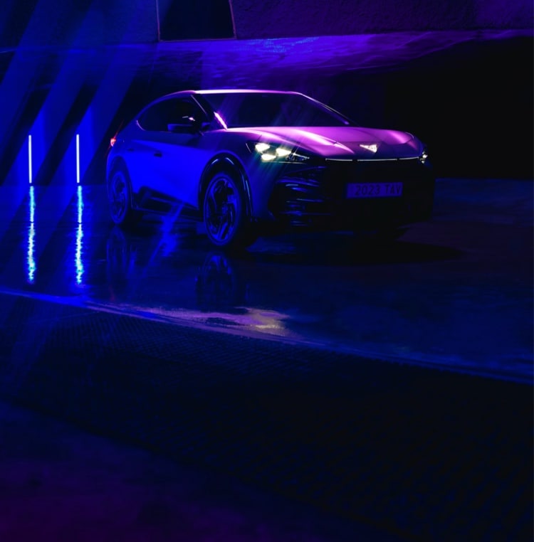 CUPRA Tavascan SUV coupé 100% eléctrico bajo luces de neón